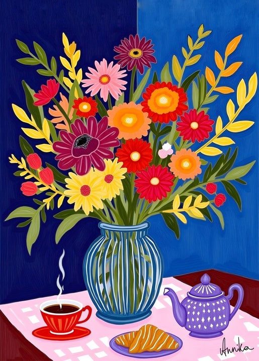 Illustrierter Herbstblumenstrauß in blauer Vase mit Kaffee, Teekanne und Croissant