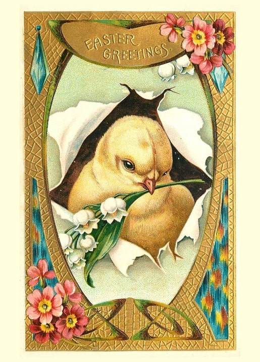 Küken lugt aus gesprungener Eierschale mit Maiglöckchen im Schnabel, goldener Jugendstilrahmen