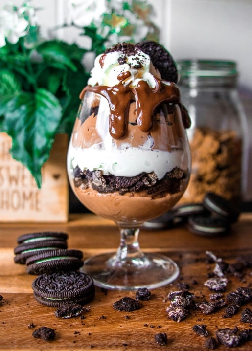 Geschichtetes Schoko-Oreo-Parfait im Glas mit Sahne und Keksbröseln