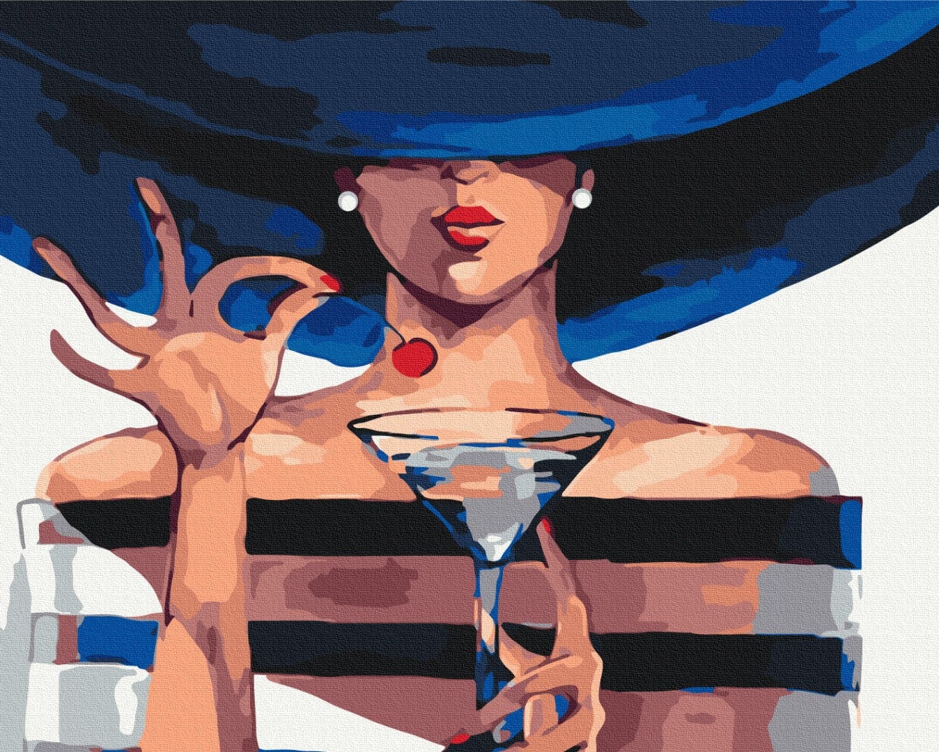 Frau mit breitem dunklem Hut hält einen Cosmopolitan-Cocktail mit Kirschgarnitur