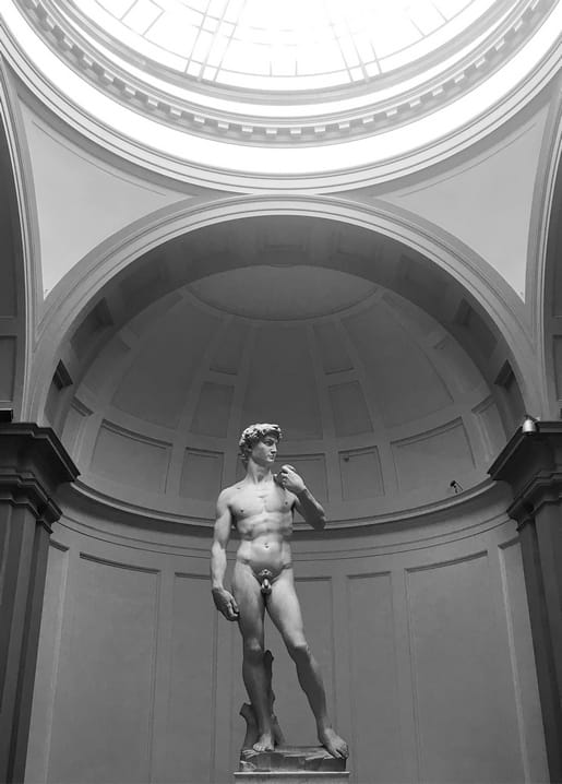 David-Statue von unten fotografiert unter einer gläsernen Kuppel im Museum