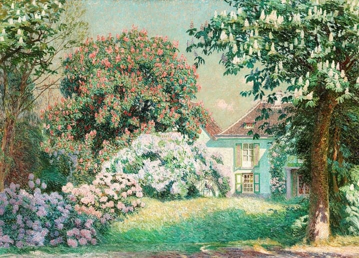 Zwei blühende Kastanienbäume, weiß und korallrosa, um ein Häuschen mit grünen Fensterläden.