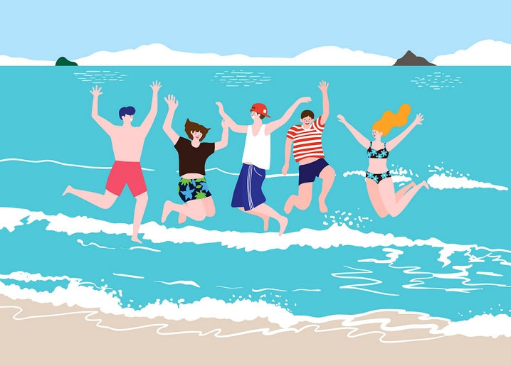 Fünf Freunde springen fröhlich in Meereswellen an einem sonnigen Strand mit fernen Inseln