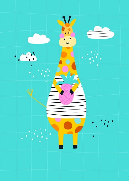 Gepunktete Giraffe umarmt eine Ananas vor türkisfarbenem Himmel mit Wolken