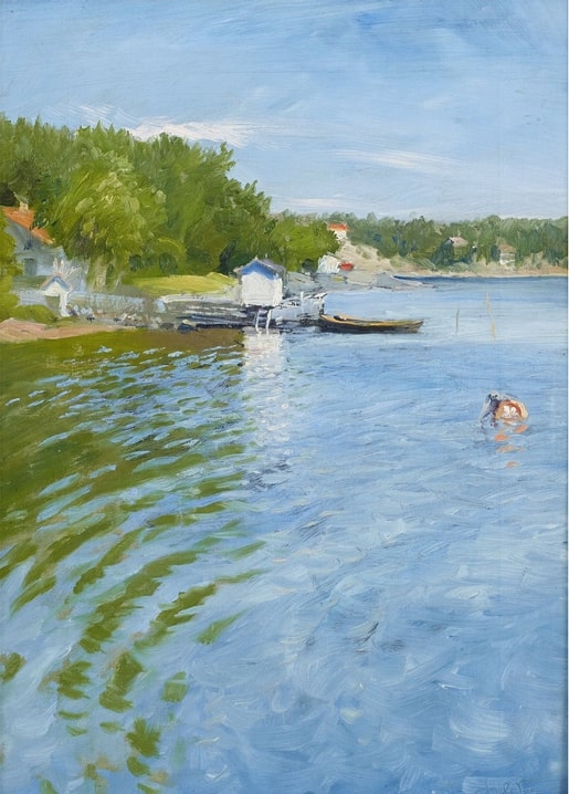 Schwimmer watet neben Bootshaus und Ruderboot an einem sonnigen Sommertag