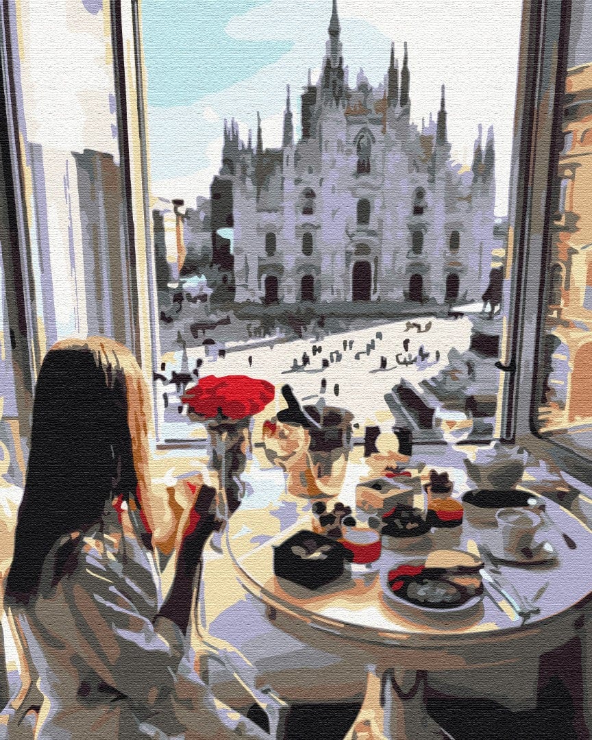 Frau trinkt Kaffee am Fenster mit Blick auf den Mailänder Dom, Frühstück auf dem Tisch