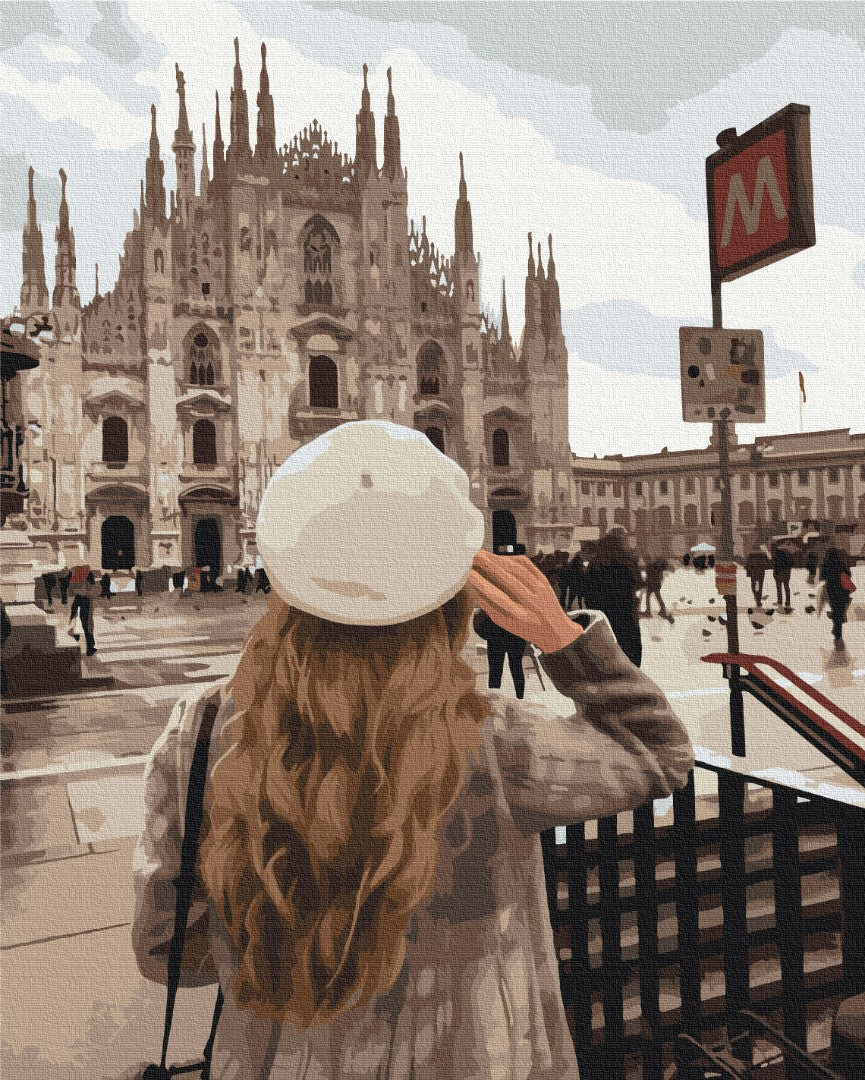 Malen-nach-Zahlen-Motiv einer Frau mit Baskenmütze vor dem Mailänder Dom