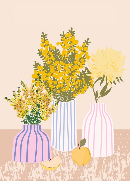 Gestreifte Vasen mit Mimose, Dahlie und Wildblumen neben einem Apfel