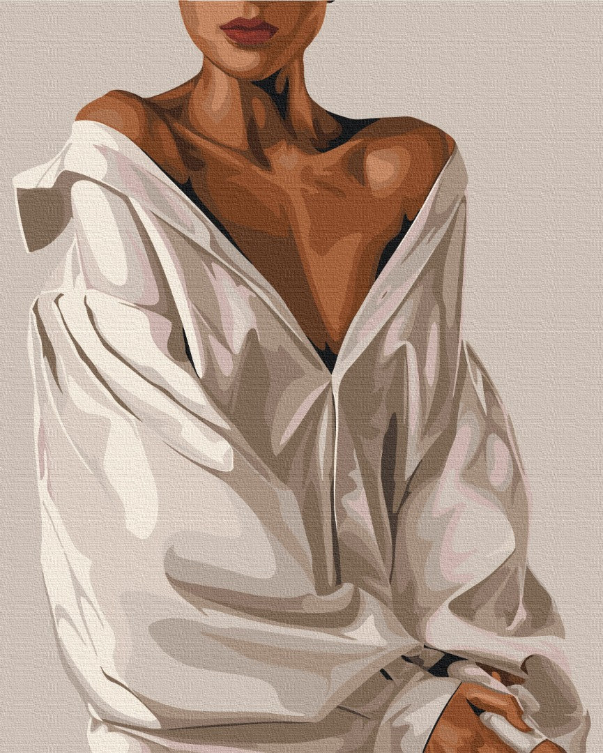 Porträt einer Frau im weißen Hemd, das von der Schulter rutscht, mit roten Lippen