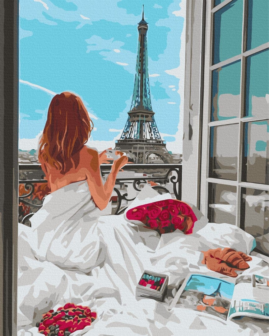 Illustrierte Frau in weißes Laken gehüllt blickt vom Bett auf den Eiffelturm, mit Rosen und Croissant