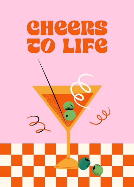 Martini-Glas mit Oliven auf rosa-orangefarbenem Karomuster mit dem Schriftzug „Cheers to Life“