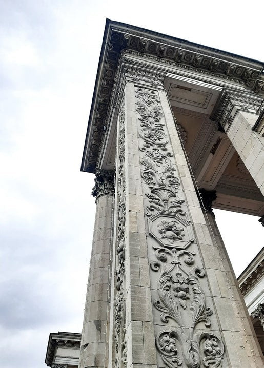 Steinrelief an der Säule des VDNG-Pavillons in Kiew, Ansicht von unten