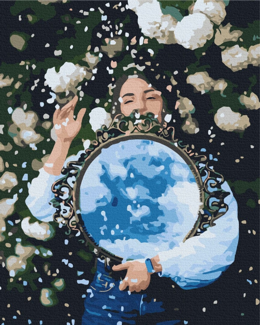 Frau mit rundem Spiegel, der einen bewölkten Himmel zwischen weißen Blüten reflektiert