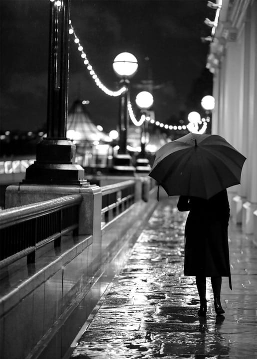 Silhouette einer Frau mit Regenschirm auf einer regennassen Promenade bei Nacht