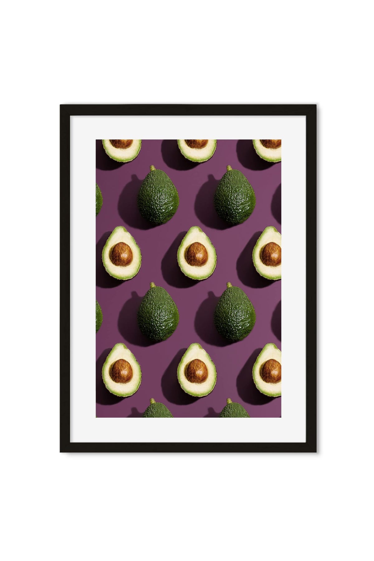 Muster aus ganzen und aufgeschnittenen Avocados mit Kernen auf violettem Hintergrund