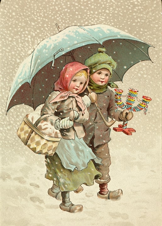 Mädchen mit rosa Kopftuch und Junge mit grüner Mütze unter blauem Regenschirm im Schneefall