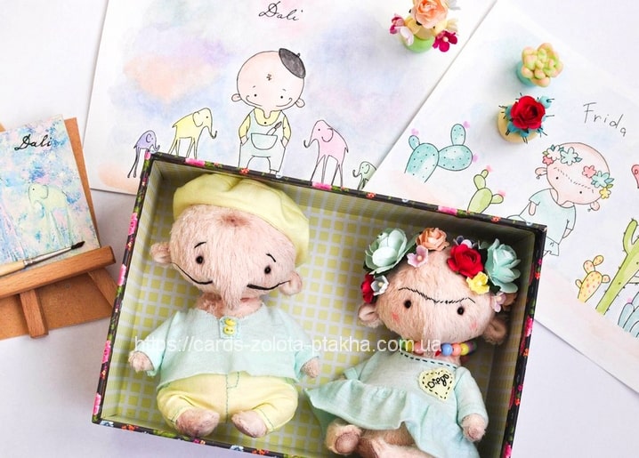 Postkarte mit Foto der Teddybären ‚Dali‘ und ‚Frida‘ zusammen in einer Geschenkbox