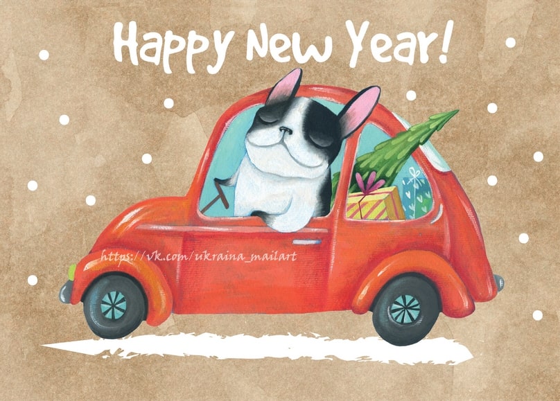 Postkarte mit französischer Bulldogge im roten Auto, Weihnachtsbaum, Geschenk und Schriftzug „Happy New Year!“