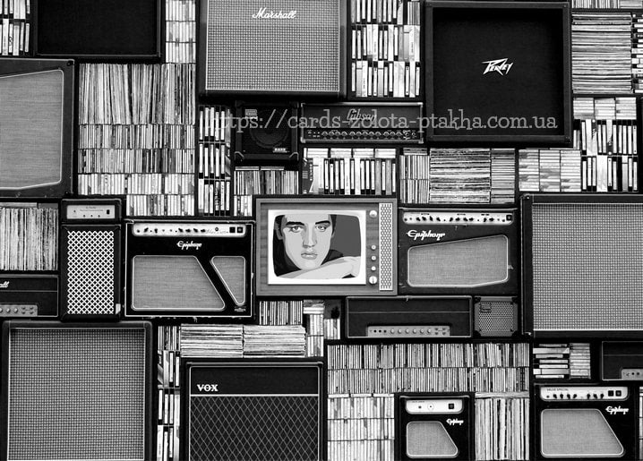 Schwarz-weiße Collage aus Gitarrenverstärkern, Kassetten und Schallplatten um einen Retro-Fernseher