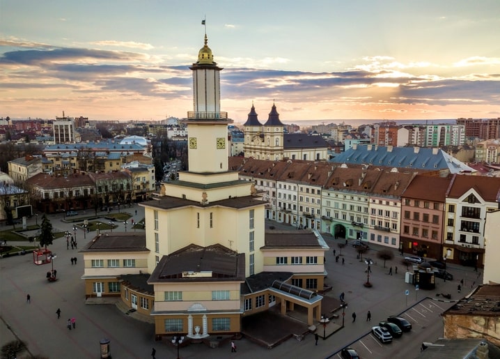 Вежа ратуші Івано-Франківська над центральною площею на заході сонця