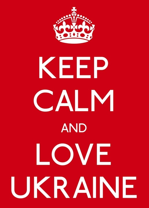 Червона листівка з короною та написом Keep Calm and Love Ukraine
