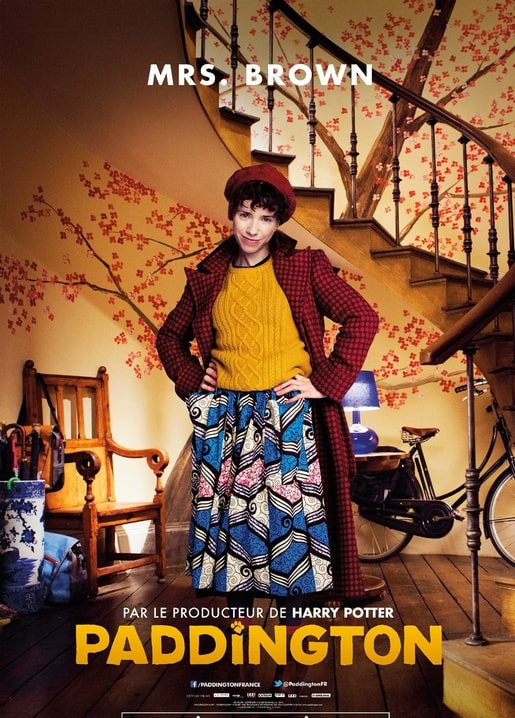 Postkarte mit Mrs. Brown aus Paddington vor einer geschnitzten Holztreppe