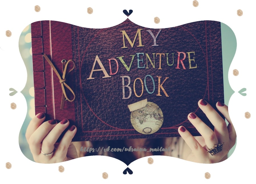 Руки тримають шкіряний щоденник «My Adventure Book» з мапою світу