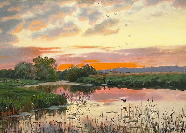 Tiefes Orange der Abenddämmerung über Sumpfgras und stillem Wasser, Vögel fliegen tief am Himmel
