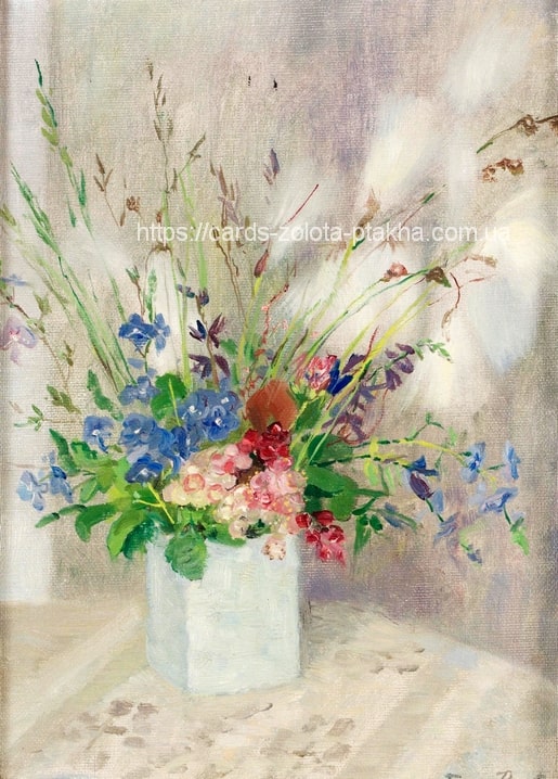 Lockerer Strauß blauer und rosa Wildblumen mit roten Beeren in weißer Vase, Stillleben von Fanny Brate