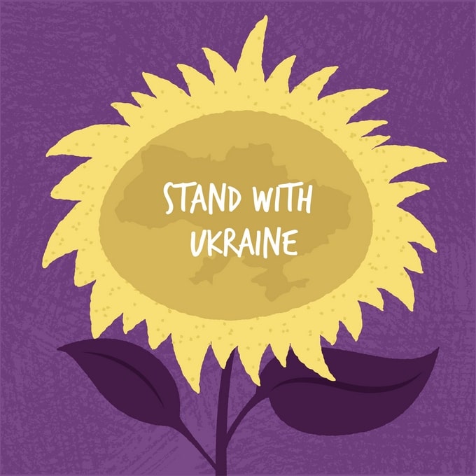 Sonnenblume mit dem Schriftzug „Stand with Ukraine“ und Landesumriss auf Violett