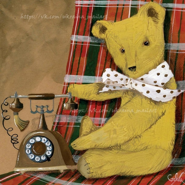 Senfgelber Teddybär mit gepunkteter Schleife greift nach einem alten Wählscheibentelefon