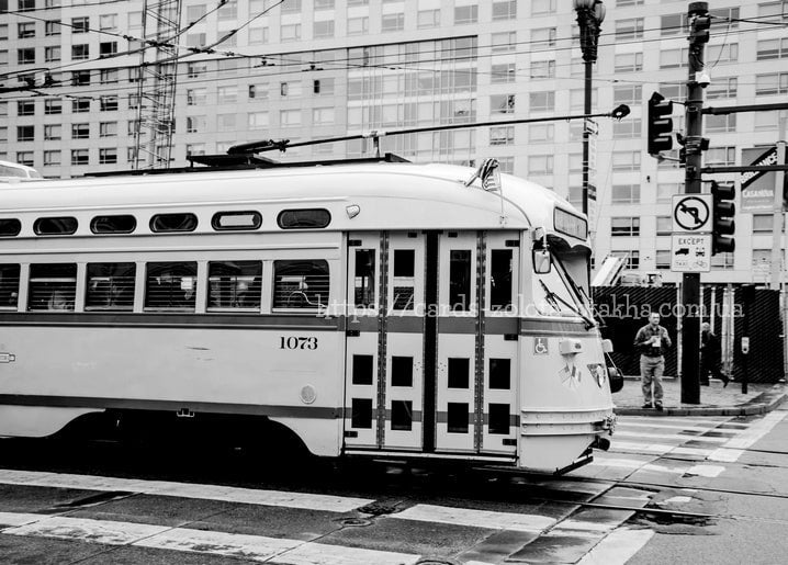 Historische Straßenbahn Nummer 1073 an einer Kreuzung in San Francisco