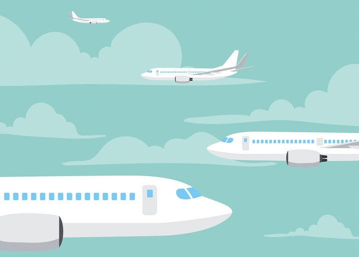 Drei weiße Flugzeuge fliegen durch mintgrünen Himmel zwischen pastellfarbenen Wolken