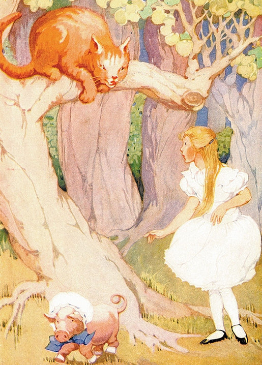 Aquarell-Illustration: Alice, eine grinsende Katze im Baum und ein Ferkel mit Haube im Wald