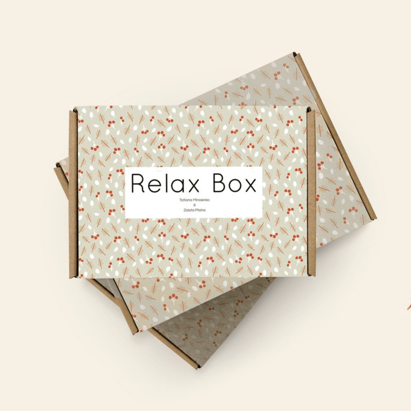 Крафтова коробка Relax Box з бежевим осіннім візерунком із гілочок, листя та ягід