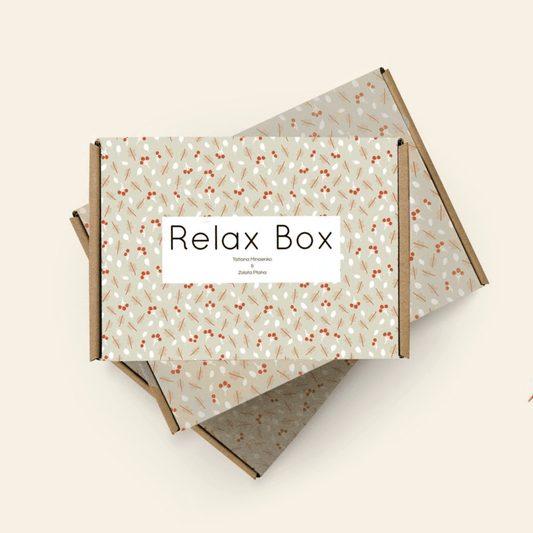 Крафтова коробка Relax Box з бежевим осіннім візерунком із гілочок, листя та ягід