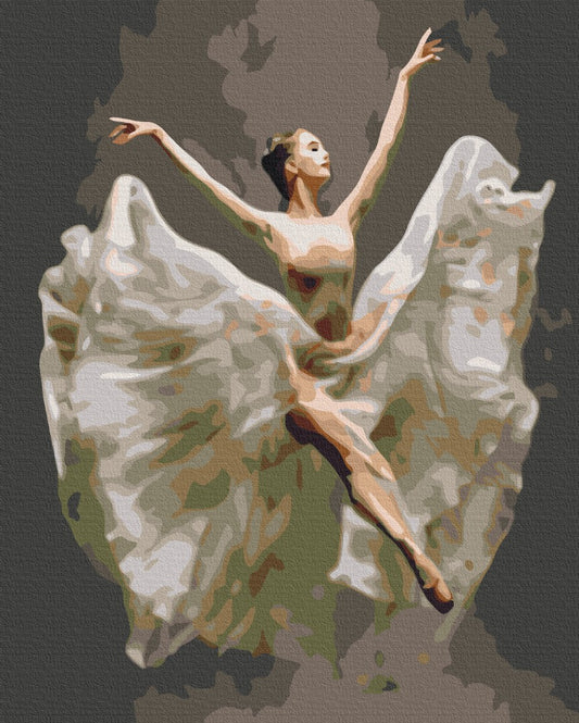 Ballerina im Sprung mit wallendem weißem Kleid vor dunklem Hintergrund