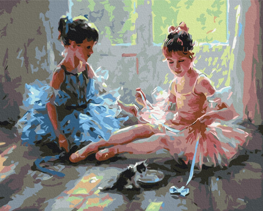 Zwei kleine Ballerinas im Tutu beobachten ein Kätzchen, Malen-nach-Zahlen-Motiv