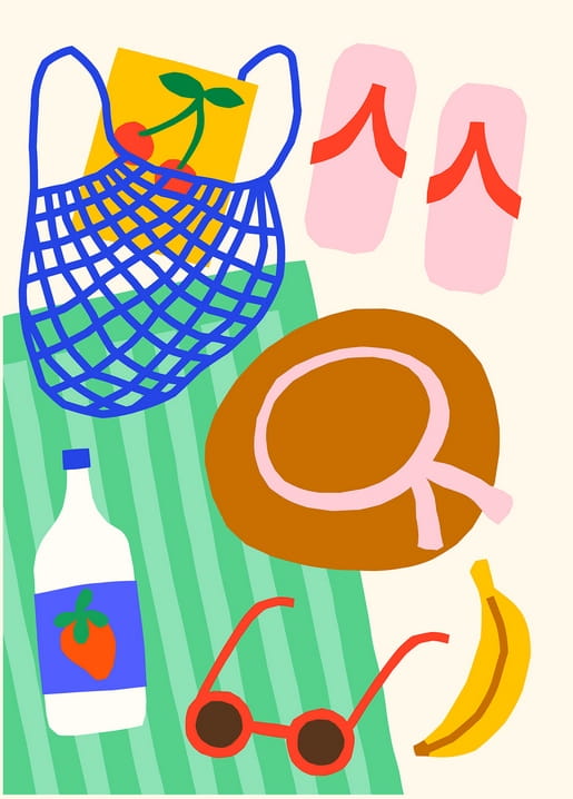 Flatlay mit Strohhut, rosa Flip-Flops, roter Sonnenbrille, Banane und Netztasche mit Kirschmotiv auf grünen Streifen