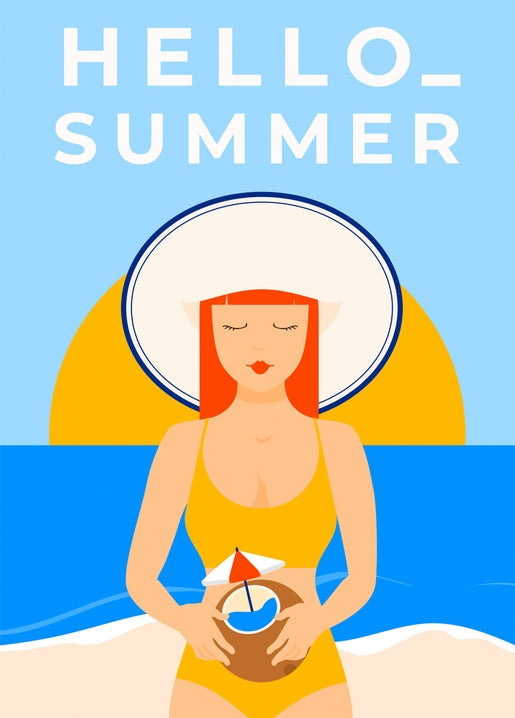 Frau mit weißem Sonnenhut und Kokosnuss-Cocktail am Sonnenstrand, Schriftzug „Hello Summer“