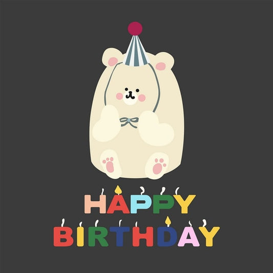 Кремове ведмежатко в ковпачку біля напису HAPPY BIRTHDAY літерами-свічками