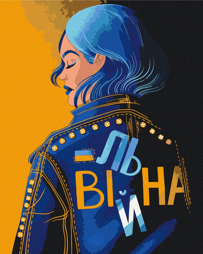 Дівчина із синім волоссям, зображена зі спини, у куртці з написом «Вільна» та прапорцем України