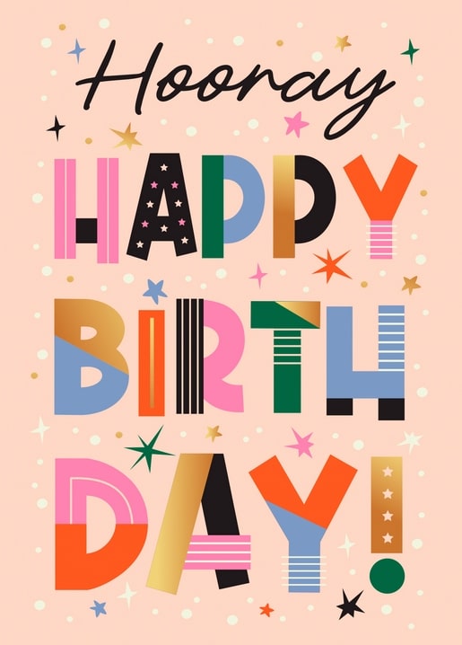 Яскраві об'ємні літери «Happy Birthday!» під рукописним «Hooray» на персиковому тлі