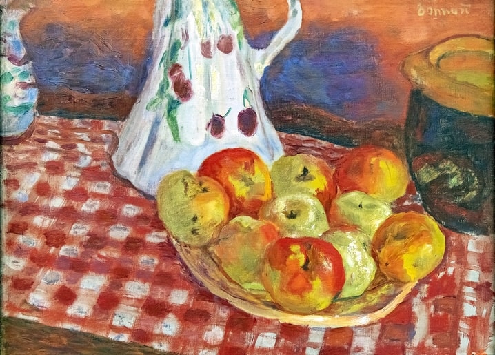 Bonnard-Postkarte: Äpfel auf rot-weiß kariertem Tuch neben einem Kirschmuster-Krug.