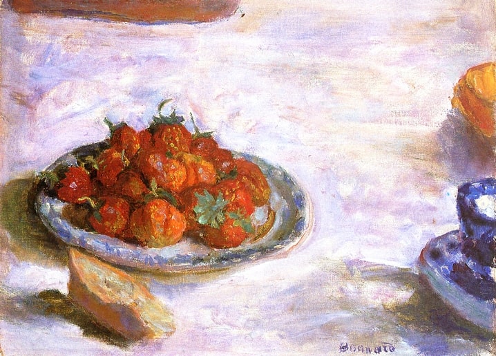 Gemälde von Bonnard: Erdbeeren, Brot und eine blaue Tasse auf einer sonnigen Tischdecke