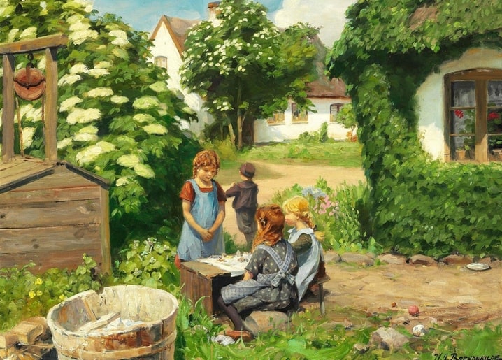 Drei Kinder spielen auf einem efeuberankten Bauernhof unter blühendem Holunder – Gemälde von H.A. Brendekilde.