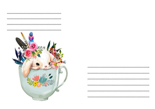 Aquarellierter Hase in einer Teetasse, geschmückt mit rosa und blauen Blüten und Federn