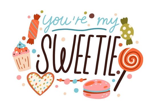 Cupcake, gestreiftes Bonbon, Lolli, Herzkeks und Makrone um den Schriftzug „sweetie“