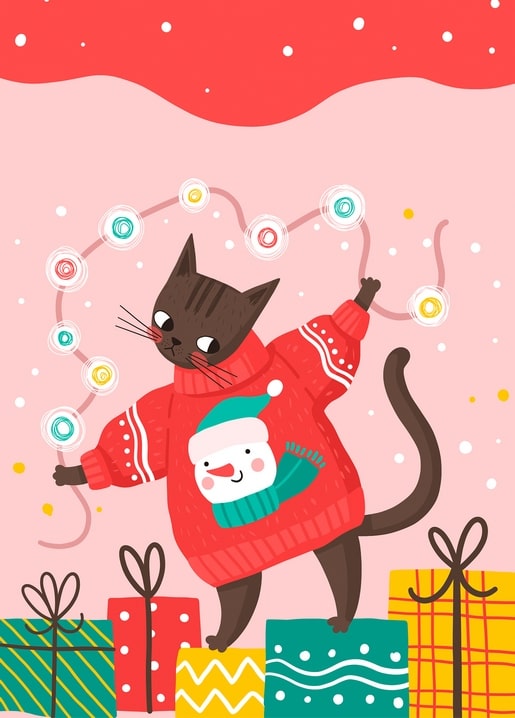 Braune Katze im roten Weihnachtspullover tanzt auf Geschenkboxen mit Lichterkette