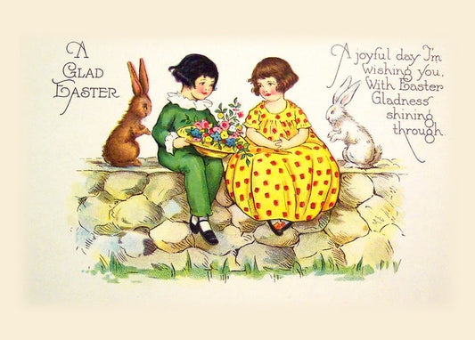 Vintage-Postkarte mit zwei Kindern auf einer Steinmauer mit Hasen und einem Korb Frühlingsblumen